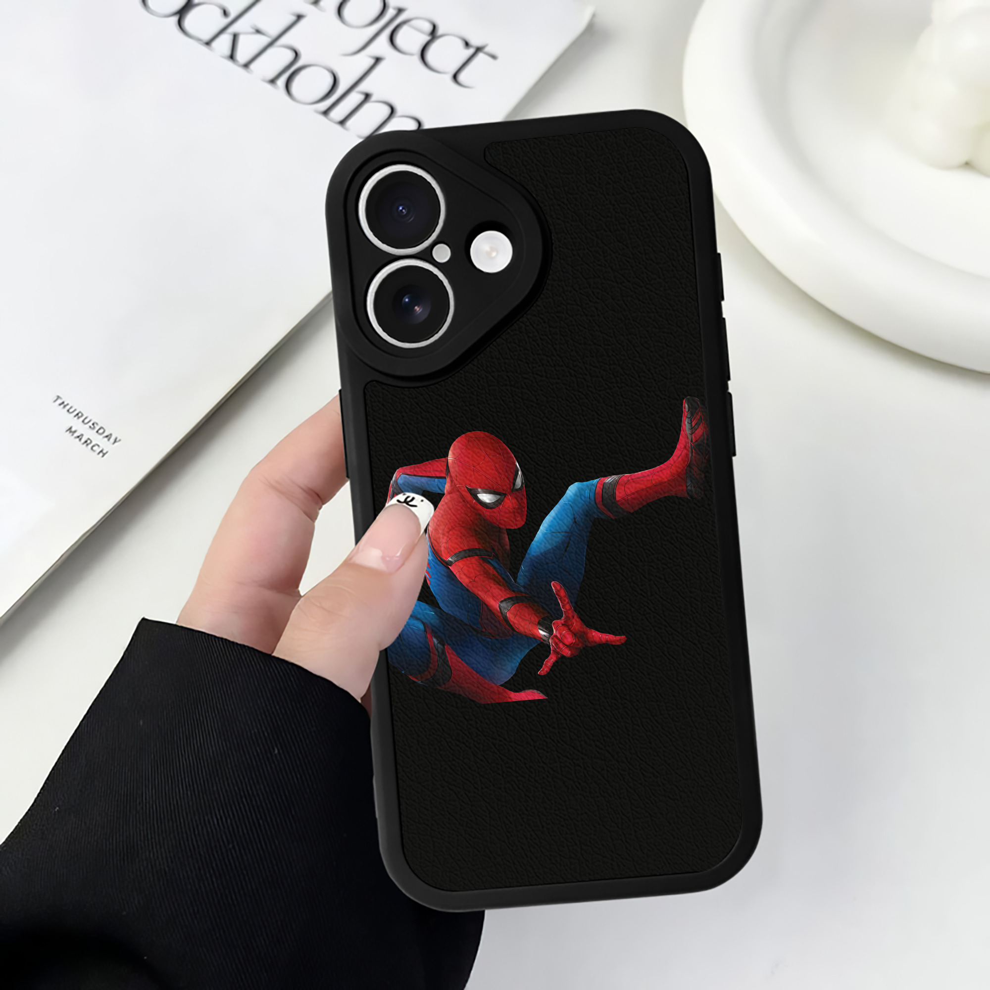 （画像用） Spider Man スパイダーマン 【iPhone 16シリーズ対応】シリコンスマホケース（レザー調） 材質：シリコン